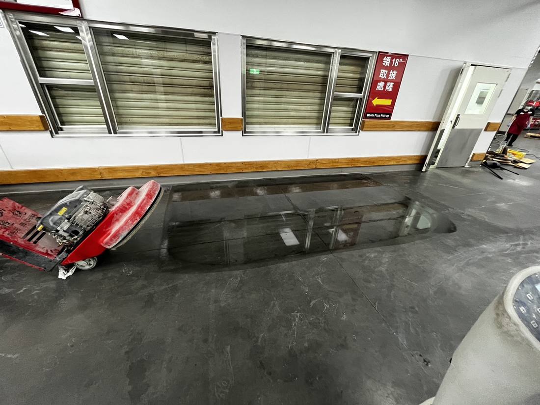 室內混凝土地坪拋光完成的光亮地面
