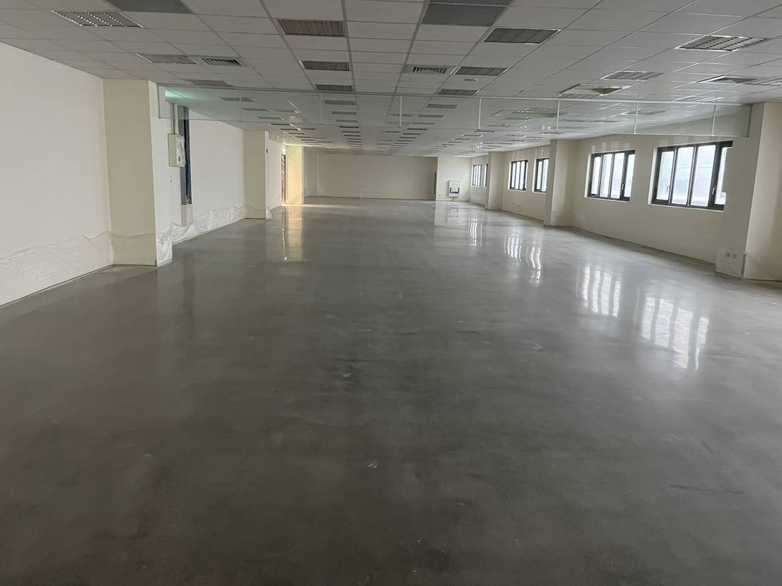 辦公空間地坪施工完成，平整反光地面